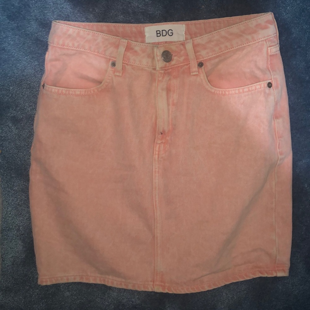 High-waisted pink jean skirt